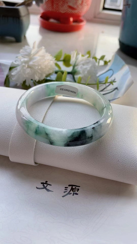 Gelang Jadeite Alami Ukuran 57mm Giok adalah semua yang terjadi secara alami Pola acak termasuk pajak pengiriman