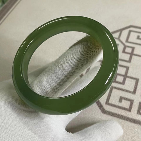 Gelang giok Cui alami berwarna hijau penuh, kaliber yang sesuai dengan cincin 57, 58, 59, berat karat: 58,2 mm, lebar sisi: 11,7 mm Batu giok terbentuk secara alami, pola acak, sudah termasuk pajak pengiriman.