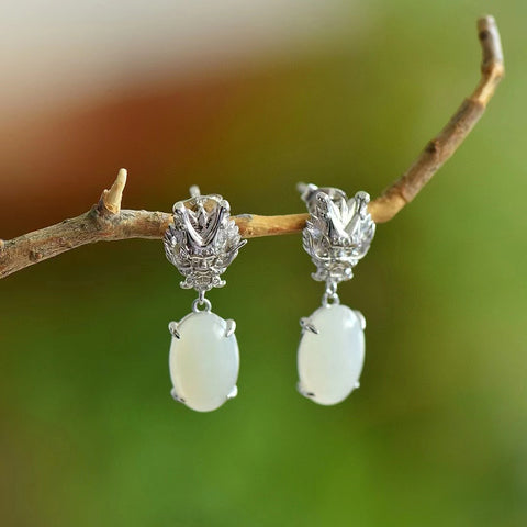 Anting Naga Giok Hetian Alami yang terbuat dari perak 925, gioknya bersih, halus dan hangat, ukuran 8 * 12mm, penuh gaya, sudah termasuk pajak pengiriman.