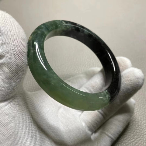 Gelang Giok Giok Bunga Giok Cui Tinta Biru Ukuran 57-59mm Ukuran 58.2mm Lebar Sisi 12.9mm Giok ini terbentuk secara alami dan polanya acak Sudah termasuk pajak pengiriman.