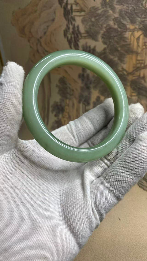 Gelang giok Xiuyan biru-hijau yang indah dengan efek mata kucing alami. Diameter dalam: 61 mm, lebar tepi: 11 mm. Semua batu terbentuk secara alami. Harga sudah termasuk ongkos kirim dan pajak.