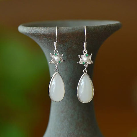 2848 Anting Jatuhkan Giok Hetian Alami yang terbuat dari perak 925 Ukuran 8 * 16mm Giok halus dan hangat, gaya yang indah sudah termasuk pajak pengiriman.