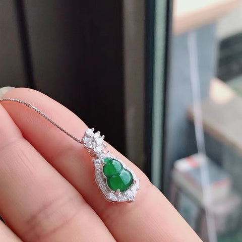 Kalung Giok Guatemala Alami Giok bersih, halus dan hangat Ukuran 7 * 9mm Pengiriman dan pajak sudah termasuk.