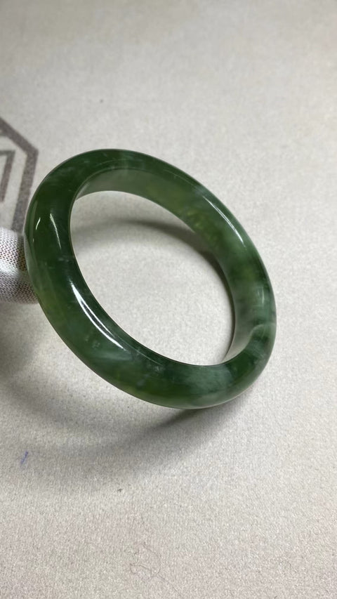 Gelang Giok Giok Terapung Hijau Penuh Giok Cui Alami Ukuran 57-59mm Ukuran 58.1mm Lebar Sisi 12.6mm Giok ini terbentuk secara alami Pola acak Termasuk ongkos kirim dan pajak.