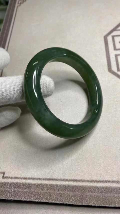 Gelang Hijau Penuh Giok Cui Alami Ukuran 54-56mm Ukuran 55.6mm Lebar Sisi 12.5mm Giok terjadi secara alami Pola acak Pengiriman dan pajak sudah termasuk.