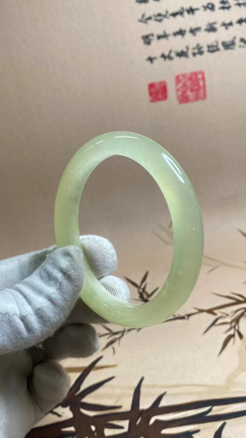 Gelang Giok Cui Halus Ukuran 55-57mm Ukuran 56.4mm Lebar 10.7mm Giok terjadi secara alami Pola acak termasuk pajak pengiriman