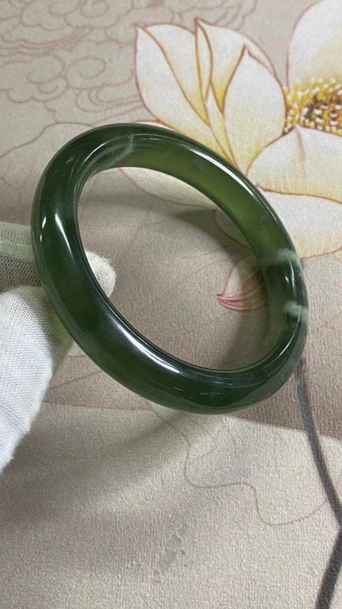 Gelang Hijau Penuh Giok Cui Fine Jade Ukuran 60-62mm Ukuran 61.7mm Lebar Sisi 11.8mm Giok terjadi secara alami Pola acak Termasuk pajak pengiriman.