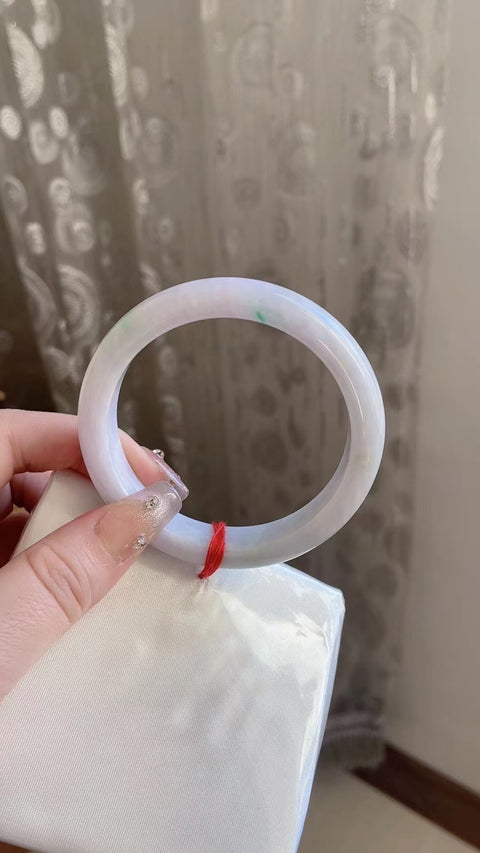 Gelang Jadeite Alami Bahan Pit Tua Dasar yang halus dan hangat Gaya elegan dan elegan Ukuran 57mm Giok terjadi secara alami Pola acak sudah termasuk pajak pengiriman.