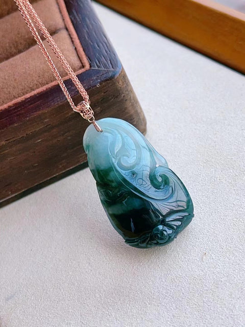 Kalung Ruyi Jadeite a-goods alami Ukuran 38.6 * 25.3 * 9.8mm pengaturan emas 18k Jade bersih dan halus dan hangat Murni buatan tangan Termasuk pajak pengiriman.
