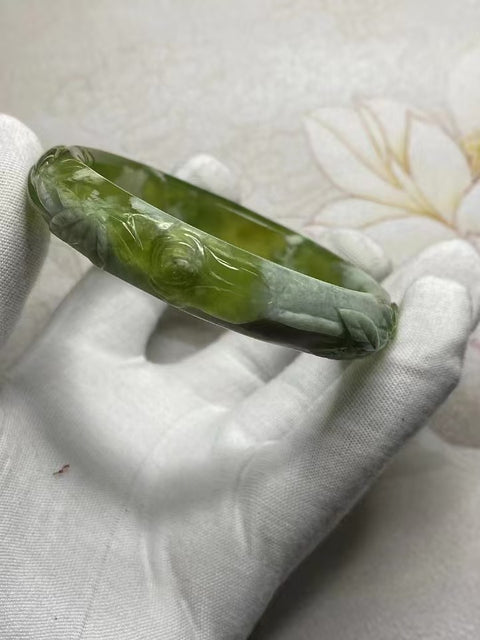Gelang Bunga Ukiran Cui Giok Hijau Milkcap Gelang Bunga Ukiran 64-66mm Ukuran 65.2mm Lebar Samping 13.6mm Giok adalah batu giok yang halus dan hangat, gaya yang indah.