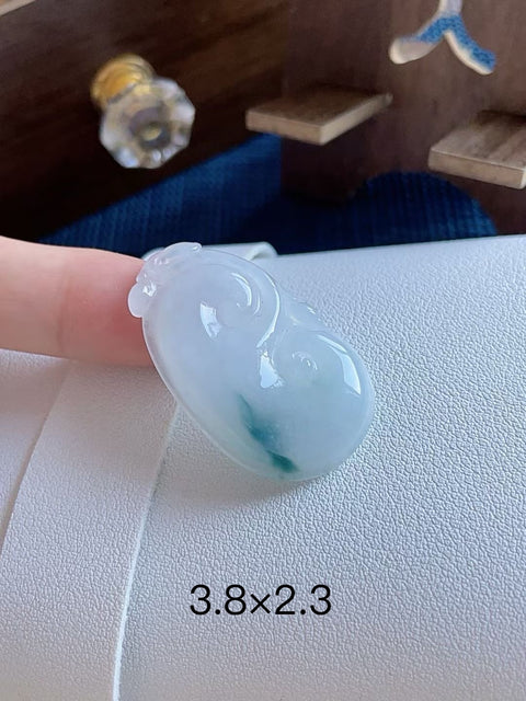 Ruyi (sejenis tongkat kerajaan) giok alami, melambangkan keberuntungan dan kelancaran. Terbuat dari material tambang lama. Harga sudah termasuk ongkos kirim dan pajak.