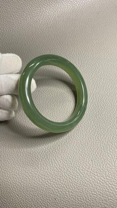Gelang hijau penuh giok Cui halus, kaliber 60mm, lebar 11,8mm, giok ini terbentuk secara alami dan polanya acak, sudah termasuk ongkos kirim dan pajak.