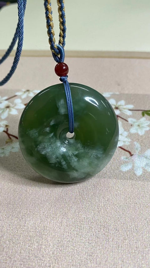 Liontin Giok Cui Alami dengan tombol perdamaian di tengah giok. 47 * 15mm termasuk ongkos kirim dan pajak.