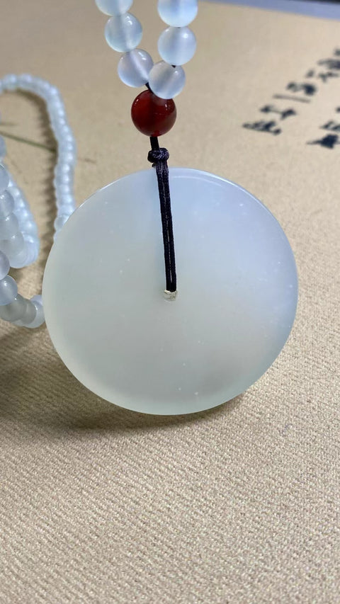 Kancing Kuba Jade Blizzard alami untuk kedamaian dan kebahagiaan Ukuran 49,6 * 8,6 mm Jade yang lembut dan hangat Termasuk ongkos kirim dan pajak.