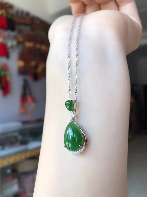 Kalung Jasper Alami & nbsp; Giok bersih dan halus serta hangat Ukuran 15 * 11mm Ditetapkan dalam 925 Perak Termasuk pajak pengiriman.