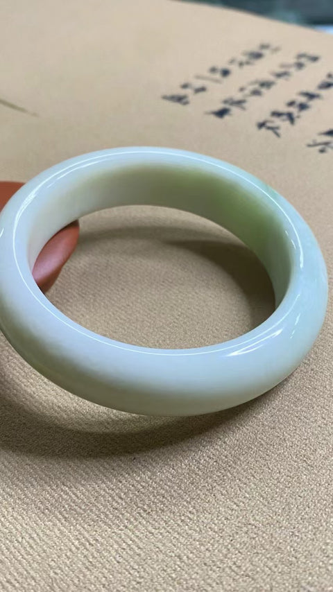 Gelang Cahaya Bulan Putih Giok Cui Giok Alami Ukuran 60-62mm Ukuran 61.5mm Lebar Sisi 17mm Giok terjadi secara alami Pola acak termasuk pajak pengiriman