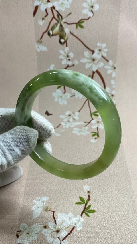 Gelang Topi Susu Titi Giok Hijau Cui Giok Alami Ukuran 64-66mm Ukuran 65.1mm Lebar Samping 13.9mm Giok semuanya terjadi secara alami Pola acak termasuk pajak pengiriman
