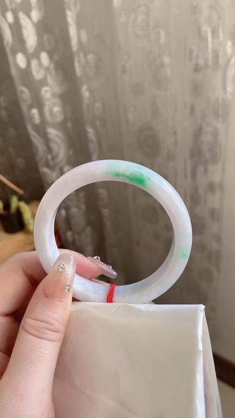 Gelang Jadeite Alami Bahan Pit Tua Dasar yang halus dan hangat Gaya elegan dan elegan Ukuran 57mm Giok terjadi secara alami Pola acak sudah termasuk pajak pengiriman.