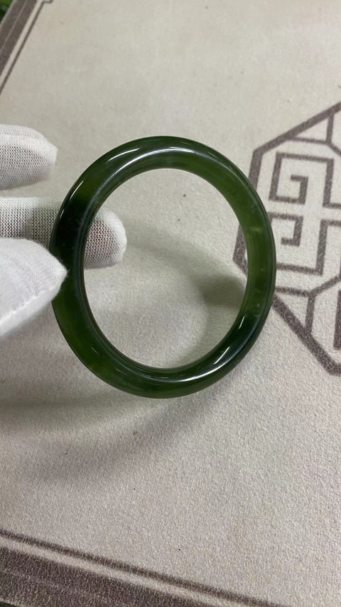 Gelang hijau penuh giok Cui halus, kaliber 59,7 mm, lebar 10 mm, giok ini terbentuk secara alami dan polanya acak, sudah termasuk ongkos kirim dan pajak.