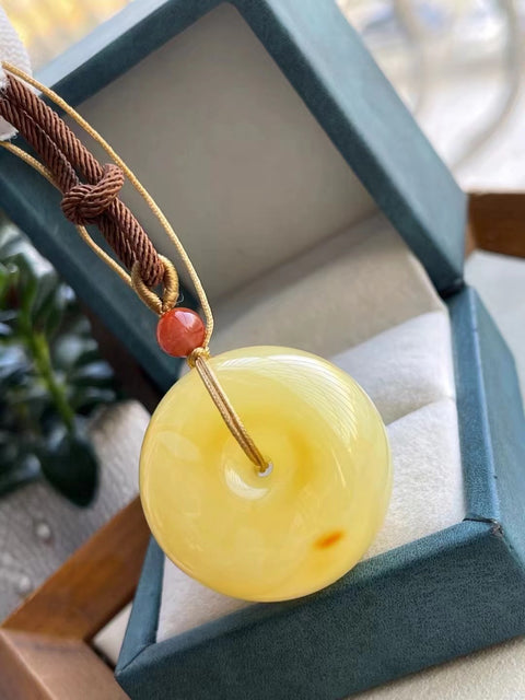 Liontin Perdamaian Lilin Lebah Alami Ukuran seperti yang ditunjukkan Berat penuh dan bulat 14.96g Tekstur halus dan hangat Sudah termasuk ongkos kirim dan pajak.