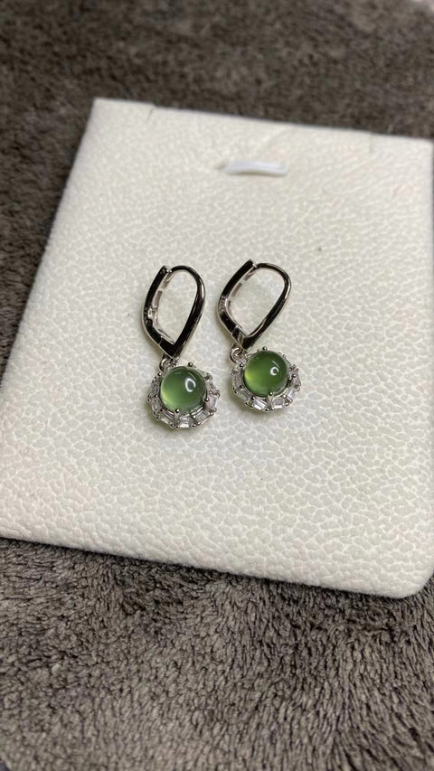 Anting-anting Hijau Giok Cui Alami dari 925 Perak Ukuran 6,4 mm Giok yang bersih, halus dan hangat.