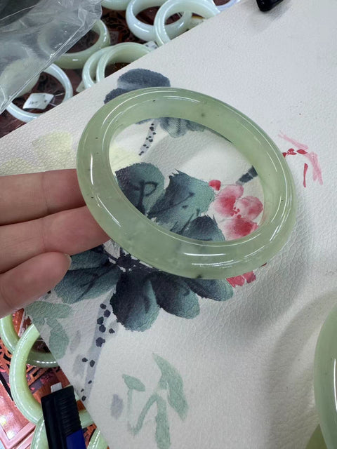 Gelang Tinta dan Bunga Giok Cui Alami Ukuran 62.3-12.6-10.5mm Batu giok ini terbentuk secara alami dan polanya acak Sudah termasuk pajak pengiriman.