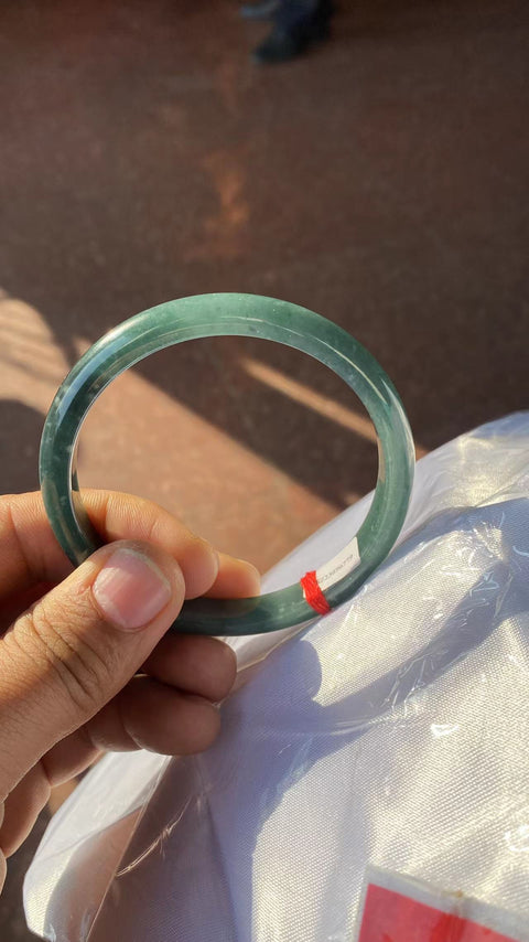 Gelang jadeite minyak jadeite halus yang jernih, kaliber yang cocok untuk ukuran 61-63mm Ukuran 62mm Lebar batang 9mm Batu giok terbentuk secara alami Pola acak sudah termasuk pajak pengiriman