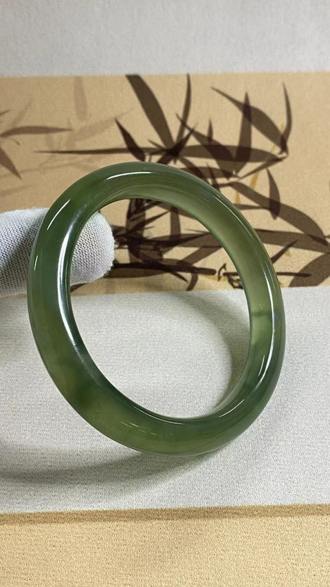 Gelang Bahan Fine Jade 180 Ukuran 58-60mm 59.6mm Lebar Sisi 11mm Batu giok ini terbentuk secara alami dan polanya acak Sudah termasuk ongkos kirim dan pajak.