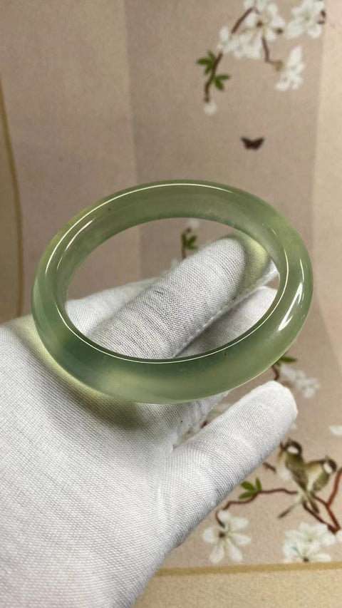 Gelang Giok Cui Halus Ukuran 60-62mm Lebar 12mm Giok terjadi secara alami Pola acak Termasuk pajak pengiriman.