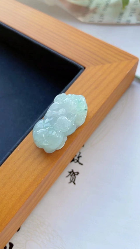 Giok Giok Jadeite Brave Pendant yang bersih, halus dan hangat Ukuran 2.8 * 1.4mm Sudah termasuk pajak pengiriman.