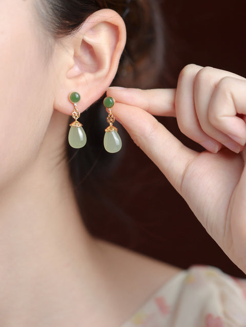 Anting-anting giok hijau alami + jasper yang terbuat dari perak 925, giok ini halus dan lembut, sedingin es dan tembus cahaya, sudah termasuk pajak pengiriman.