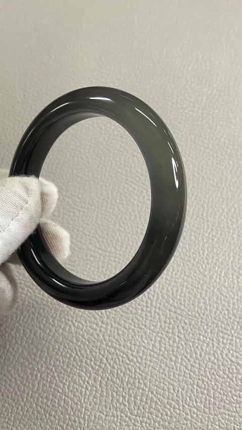 Gelang Es Batu Giok Cui Giok Abu-Abu Warna gradasi yang indah Ukuran 55-57mm Ukuran 56.7mm Lebar sisi 11.5mm Batu giok terbentuk secara alami Pola acak Termasuk ongkos kirim dan pajak Nomor barang 202409200910.