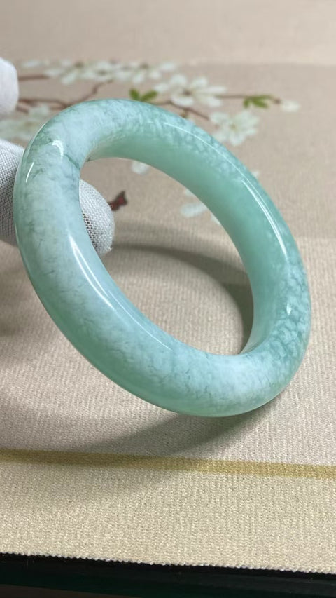 Gelang Es Giok Cui Giok Abu-abu Ukuran 51-53mm Ukuran 52.6mm Lebar Sisi 12.8mm Giok ini terbentuk secara alami dan polanya acak Sudah termasuk ongkos kirim dan pajak.