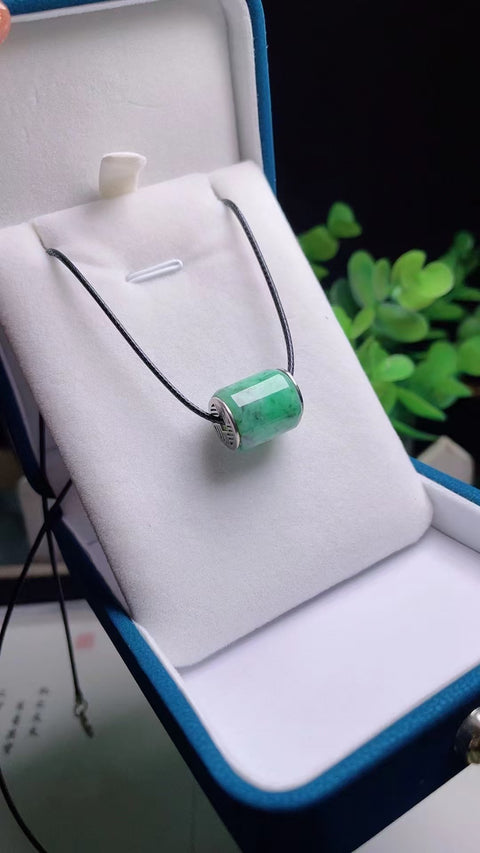 Kalung Manik-manik Pembawa Batu Giok Alami & nbsp; Batu giok halus dan hangat, gaya yang indah, penuh air, ukuran 1,5 * 1,2 cm, termasuk pajak pengiriman.