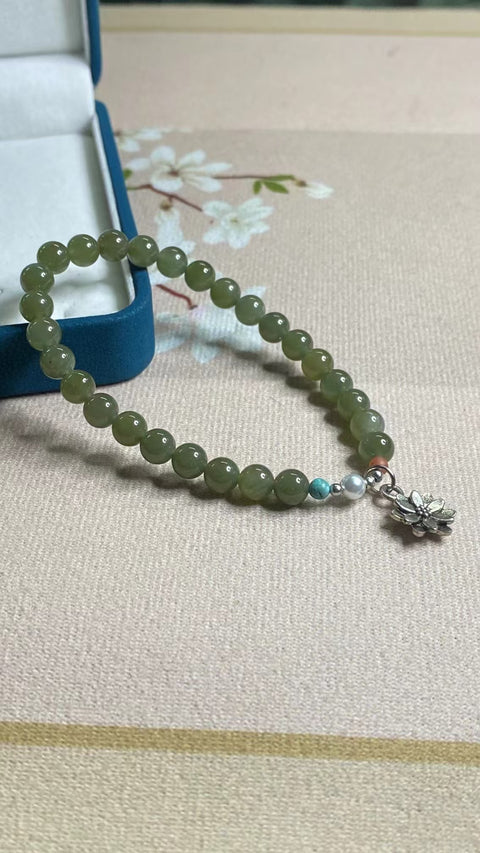 Gelang Giok Hetian Alami Ukuran 6mm dengan aksesoris Batu giok itu bersih, halus dan hangat, dan gayanya indah.