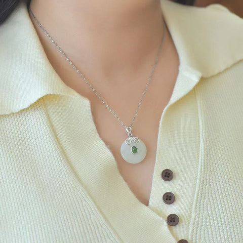 5158 Kalung Jepitan Perdamaian Giok Hetian Giok Alami Ukuran 23 * 23mm Ditetapkan dalam 925 Giok Perak adalah gaya yang halus dan hangat dan indah sudah termasuk pajak pengiriman.