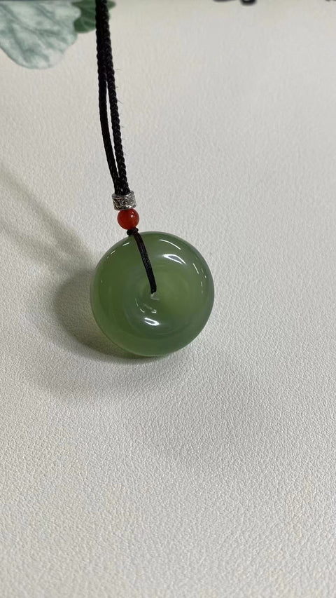 Liontin Giok Cui Alami & liontin Damai Ukuran 26 * 12.5mm Giok bersih dan halus Termasuk pengiriman.