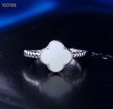 Cincin semanggi empat daun giok putih Hetian Gioknya bersih dan halus, serta gayanya sederhana dan elegan, termasuk ongkos kirim dan pajak.