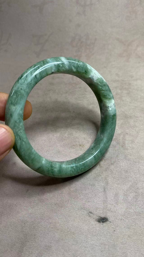 Gelang giok minyak tua giok Xiuyan yang indah, giok hijau mengambang, kekayaan seumur hidup, masing-masing warnanya unik, diameter 59,8mm, lebar sisi 12,5mm, batu alam dihasilkan secara alami, polanya acak, termasuk pajak pengiriman