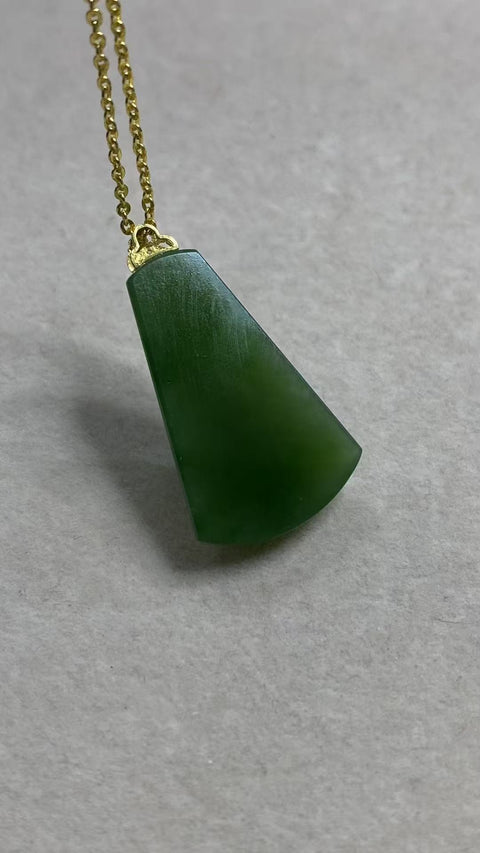 Liontin Perdamaian dan Keselamatan: Liontin giok Hetian yang indah, liontin nephrite dengan gesper emas 18 karat, dimensi: 30 x 17 mm, termasuk biaya pengiriman dan pajak.