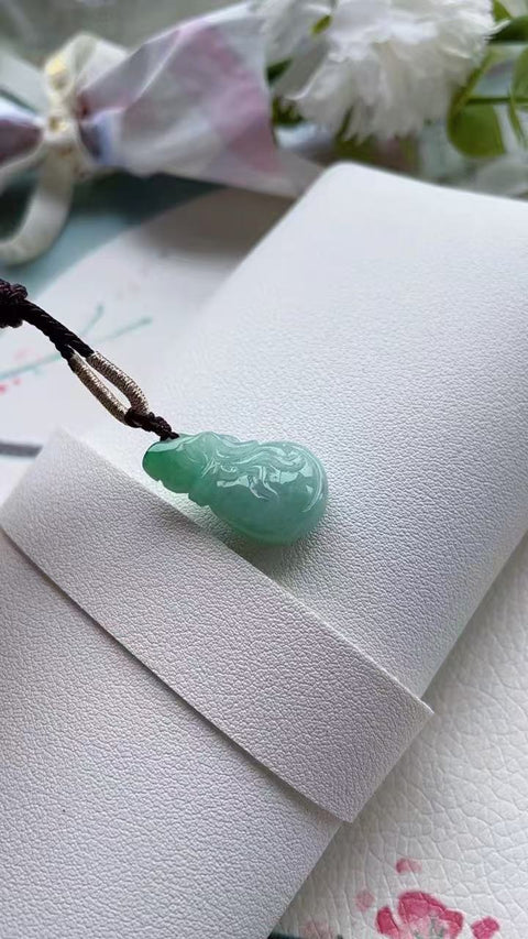 Liontin Tas Uang Jadeite Alami Bahan Batu Giok Tua Ukuran 2.6 * 1.5mm Batu giok halus dan hangat; Sudah termasuk pajak pengiriman