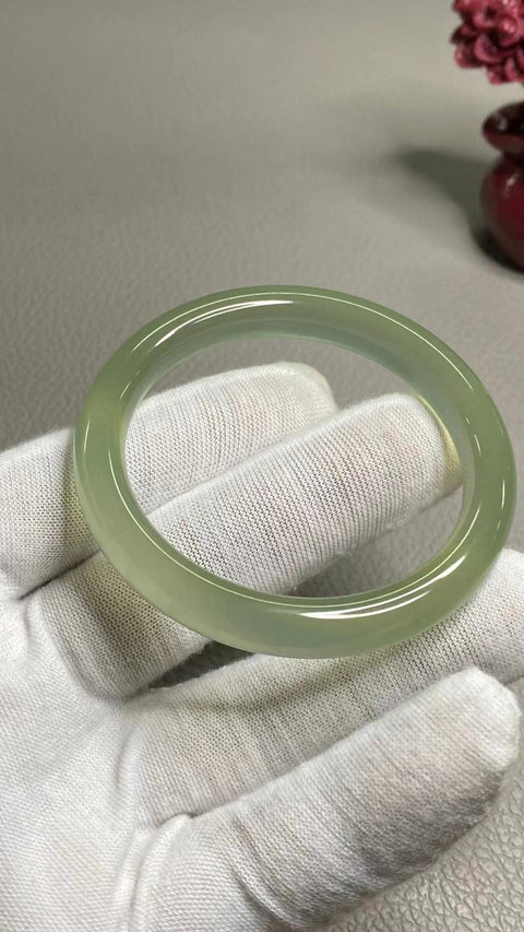 Gelang Hijau Es Giok Cui Giok Alami Ukuran 51-53mm Ukuran 52.6mm Lebar Sisi 9.2mm Giok terjadi secara alami Pola acak Pengiriman dan pajak sudah termasuk.