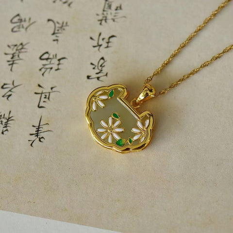 5596A-2 Set Kalung Daisy Giok Hetian Jade Alami dari Perak 925. Gayanya unik dan menarik perhatian. Sudah termasuk ongkos kirim dan pajak.