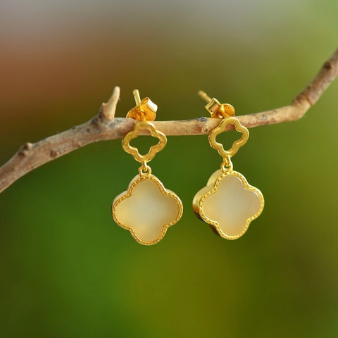 Anting-anting semanggi empat daun giok Hetian giok alami Giok bersih dan lembut hangat & hangat; Barang yang harus dimiliki kecantikan Termasuk pajak pengiriman