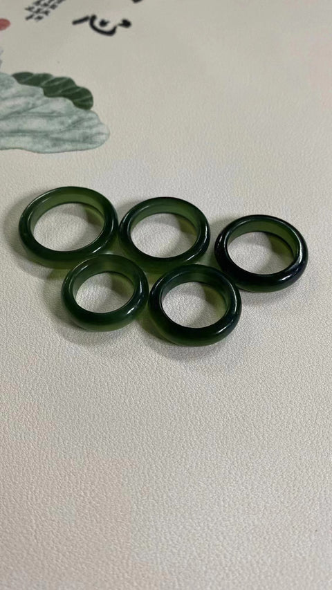 Kesempatan kedua untuk memenangkan cincin indah dari batu giok hijau, sempurna dan hangat, ukuran 16-23mm, termasuk ongkos kirim dan pajak.