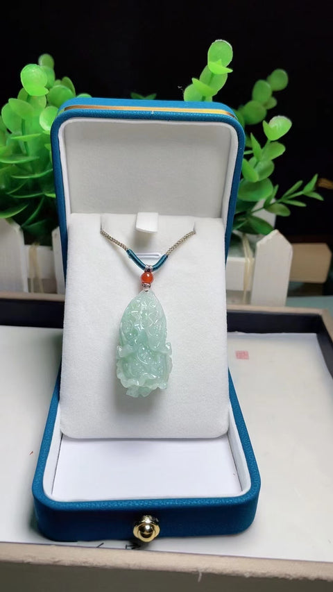 Liontin Kubis Jadeite a-barang-barang alami Ukiran tangan murni Ukuran 3.2 * 2.1cm Giok adalah batu giok yang lembut dan hangat dengan pola yang indah Pajak pengiriman sudah termasuk.