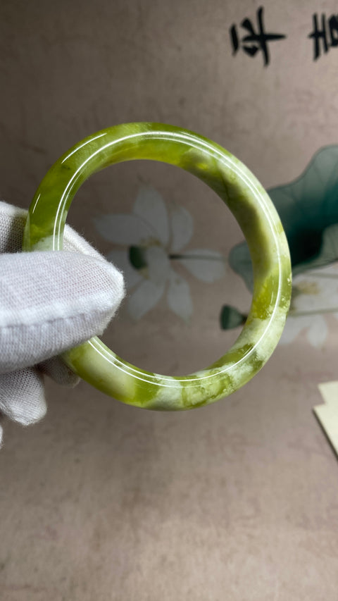 Gelang topi susu hijau Xiuyu yang indah, diameter 65,7, lebar sisi 12,8mm, batu alam dihasilkan secara alami, polanya acak, termasuk pajak pengiriman