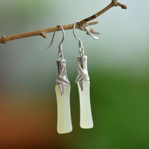 7025-6 Anting Bambu Giok Hetian Alami yang terbuat dari perak 925. Batu gioknya bersih, halus dan hangat, serta gayanya yang indah.