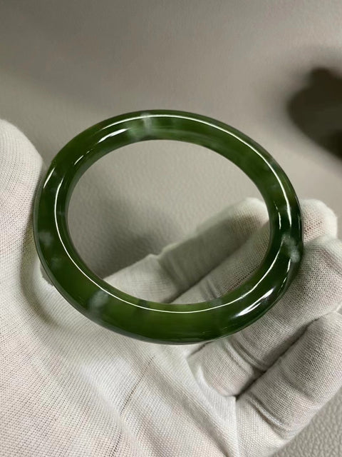 Gelang bahan Ciu Giok alami 180 Giok halus dan hangat Ukuran 59-61mm Ukuran 60.7mm Lebar 11mm Giok semuanya terjadi secara alami Pola acak Termasuk ongkos kirim dan pajak