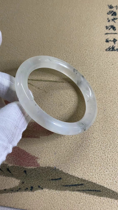 Gelang Cahaya Bulan Putih Giok Cui Giok Piu Piu Tinta Ringan Ukuran 56-58mm Ukuran 57.6mm Lebar Sisi 10mm Giok terjadi secara alami Pola acak Pajak Pengiriman Termasuk